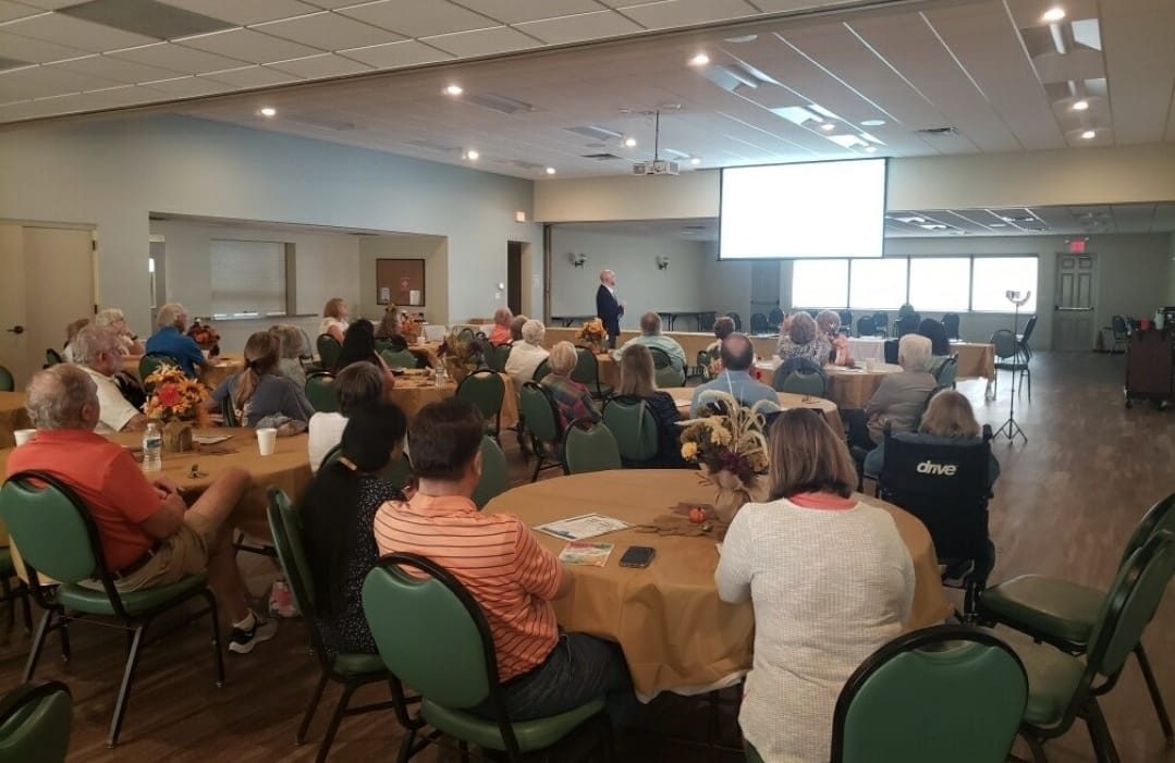 Enzo Trapani en su conferencia en la Iglesia