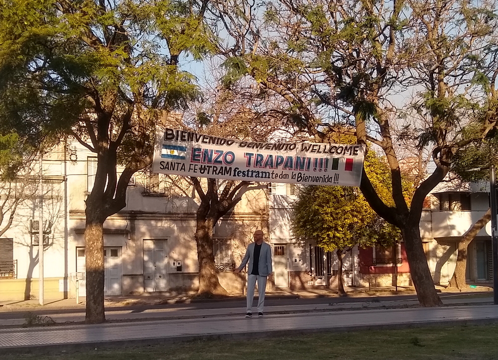 Enzo Trapani, pasacalles colocado frente a Festram